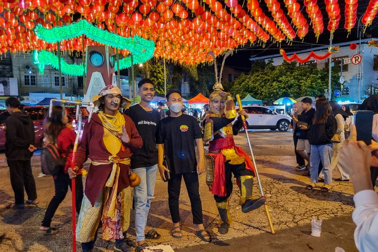 Pengunjung berfoto dengan cosplayer Kera Sakti di Lampion Pasar Gede Solo.