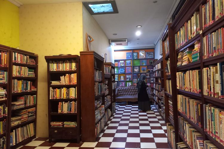 Toko Books yang terletak di Jalan Dorang, Semarang Utara memiliki kurang lebih 10.000 koleksi judul buku impor berbahasa Inggris, Senin (22/8/2022).