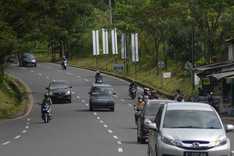 Arus lalu lintas di Kawasan Nagreg hingga H+3 lebaran masih terpantau landai. Angka kendaraan yang melintas terhitung masih flukuatif.