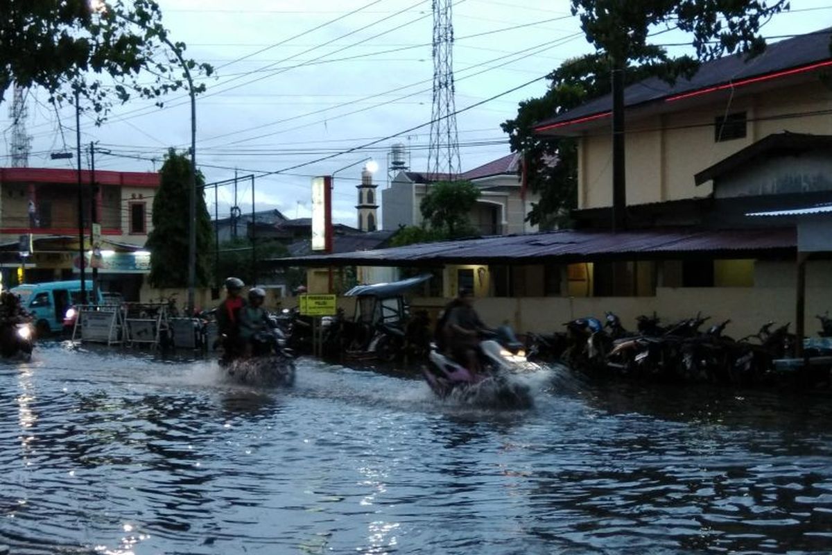 Suasana banjir di Kota Makassar yang menghabat aktivitas sekolah atau kerja di instansi pemerintah ataupun swasta di Makassar, Senin (13/2/2023.