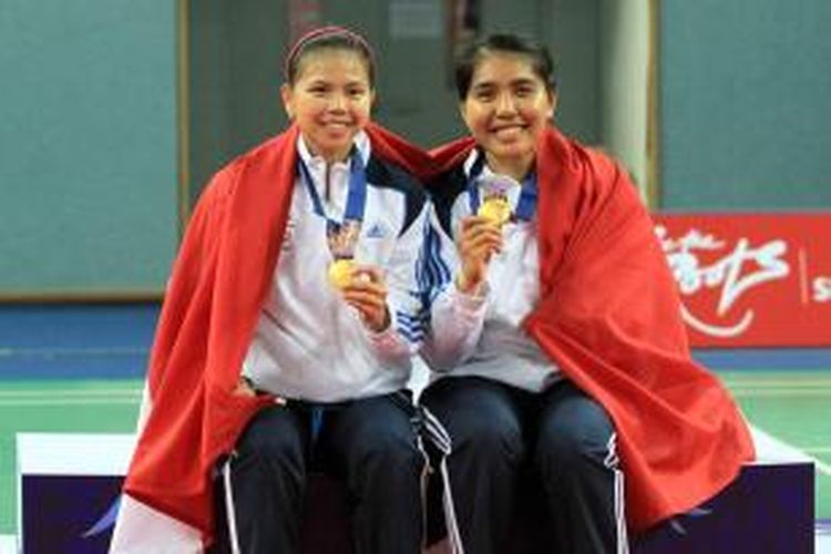 Pasangan ganda putri Indonesia, Greysia Polii/Nitya Gresysia, berpose dengan medali emas yang didapat setelah mengalahkan pasangan Jepang, Misaki Matsutomo/Ayaka Takahashi, pada final Asian Games di Incheon, Korea Selatan, Sabtu (27/9/2014). Greysia/Nitya menang 21-15, 21-9.