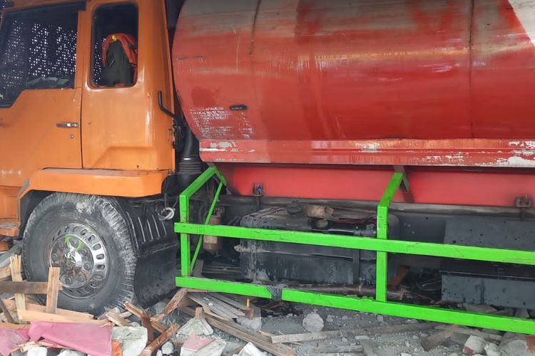 Kondisi truk usai menabrak warung di Desa Wonosari, Kecamatan Pagu, Kabupaten Kediri, Jawa Timur, Rabu (3/8/2022).