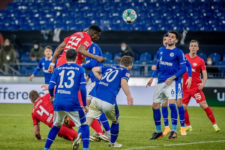 Nordi Mukiele mencetak gol untuk Leipzig ke gawang Schalke
