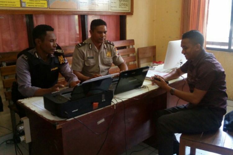 Robertus Salu (kanan) Kuasa hukum Bupati Timor Tengah Utara (TTU) Raymundus Sau Fernandez, saat mendatangi Mapolres TTU dan membuat laporan polisi, Sabtu (1/7/2017)