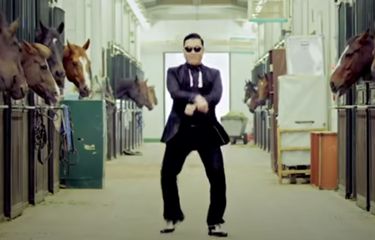 Park Jae-sang atau lebih dikenal dengan panggilan Psy tengah menarikan Gangnam Style dalam klip lagu yang diberi judul sama dengan nama dance-nya pada tahun 2012.