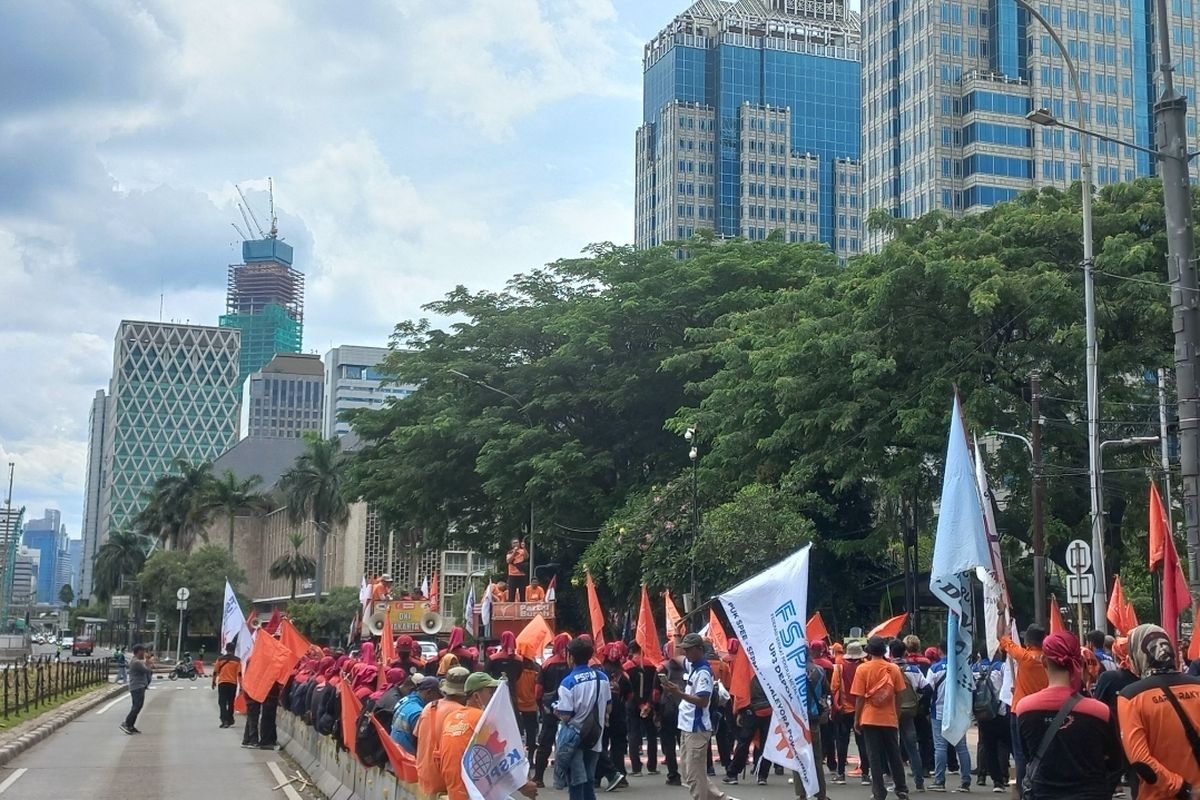 Sejumlah buruh yang berdemo memperingati hari Hak Asasi Manusia (HAM) Internasional tengah berorasi di kawasan Patung Kuda Arjuna Wijaya, Jakarta Pusat, Sabtu (10/12/2022).