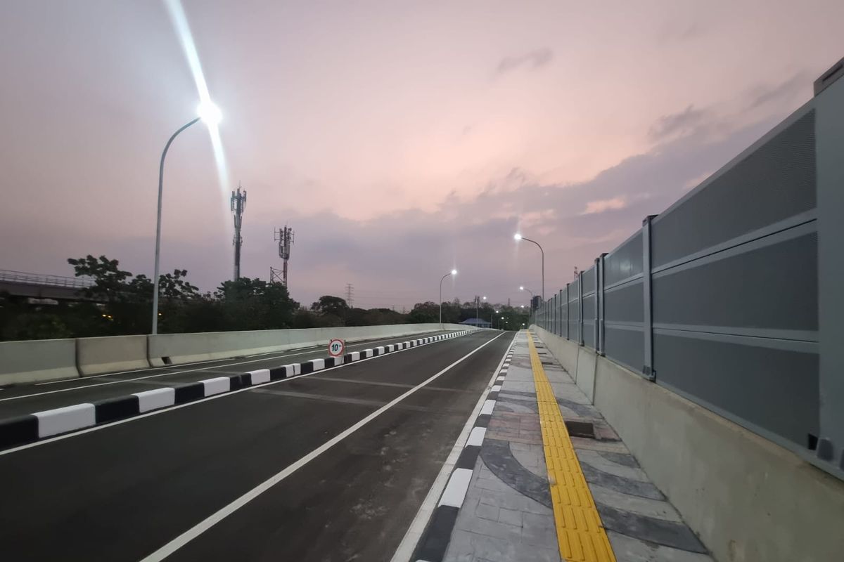 Flyover Jalan Akses Kereta Cepat Halim Perdanakusumah. Salah satu jalan akses Stasiun Halim ini sudah dibangun trotoar yang dilengkapi dengan jalur pemandu (guiding block) untuk memudahkan penumpang disabilitas.