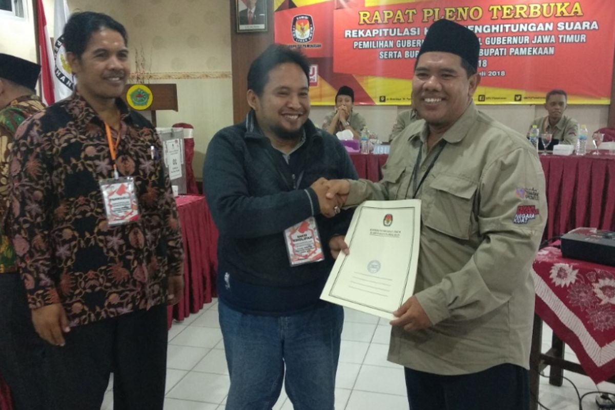 Serah terima berita acara hasil rekapitulasi Pilbup Pamekasan dari Ketua KPU kepada saksi Paslon Kholifah, Kamis (5/7/2018)