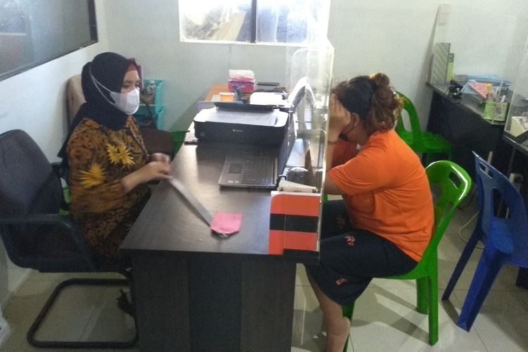 Tersangka LS (33) saat diperiksa penyidik di unit PPA Polrestabes Medan pada Jumat (14/1/2022) pagi. Terlihat barang bukti penggaris besi panjang yang diakui sebagai alat untuk memukul korban sebanyak tiga kali di bagian kepala.