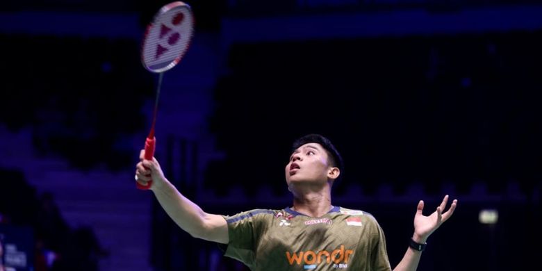 Aksi pebulu tangkis tunggal putra Indonesia, Moh Zaki Ubaidillah, pada babak delapan besar French Open 2026 di Arena Grand Paris, Perancis, Jumat (23/10/2026) sore WIB.