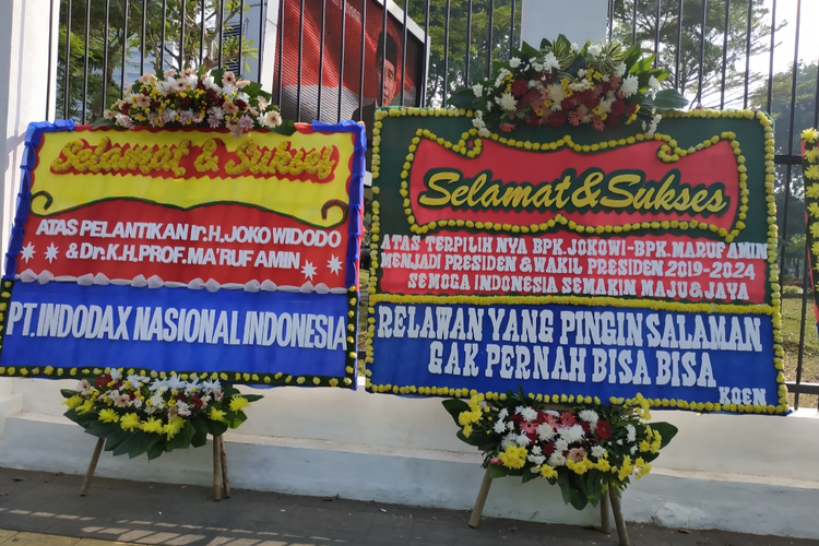 Karangan bunga ucapan selamat atas pelantikan Presiden dan Wakil Presiden Joko Widodo-Maruf Amin periode 2019-2024 menghiasi Kompleks Parlemen, Senayan, Jakarta, Minggu (20/10/2019)