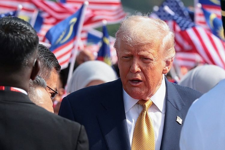Presiden Amerika Serikat Donald Trump saat beranjak meninggalkan Kuala Lumpur, Malaysia, menuju Jepang melalui Bandara Internasional Kuala Lumpur pada 27 Oktober 2025.