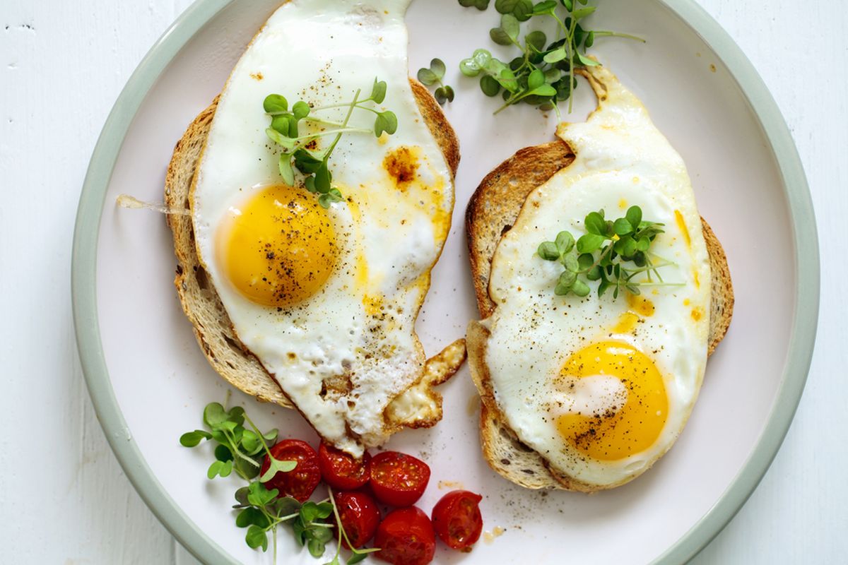 Ilustrasi makan telur terlalu banyak, lebih dari satu butir per hari, secara rutin dapat meningkatkan risiko diabetes.