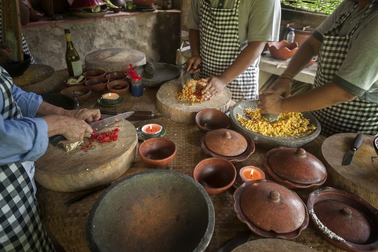 Ilustrasi pembuatan base genep, bumbu dasar tradisional Bali dengan cita rasa yang khas.