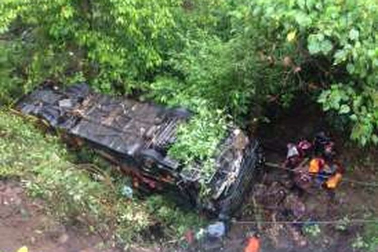 Bus Simpati Star dengan nomor Polisi BL 7773 A terjungkal ke jurang sedalam 15 meter di Pegunungan Seulawah Kabupaten Aceh Besar, Minggu Siang (15/5/2016). Diduga Bus yang embawa rombongan pengantar pengantin ini terjjungkal karena jalan licin akibat hujan deras yang mengguyur kawasan tersebut. Satu penumpang tewas dalam kecelakaan ini. *****