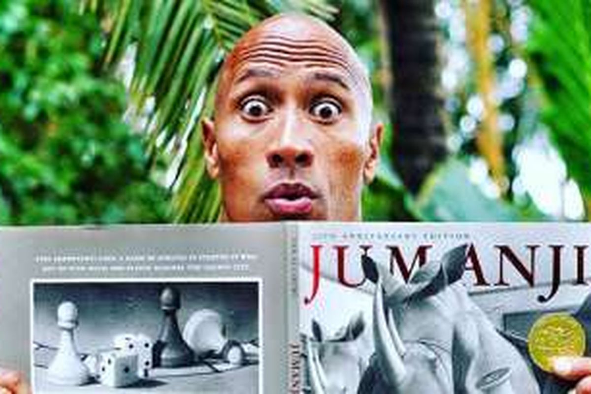 Dwayne 'The Rock' Johnson mengunggah pose dirinya memegang buku Jumanji edisi spesial 10 tahun ke dalam akun Instagram miliknya, Senin (9/5/2016).