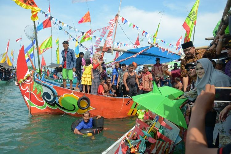 Bupati Kendal Mirna Anissa saat mengikuti tradisi sedekah laut pada Oktober 2016.