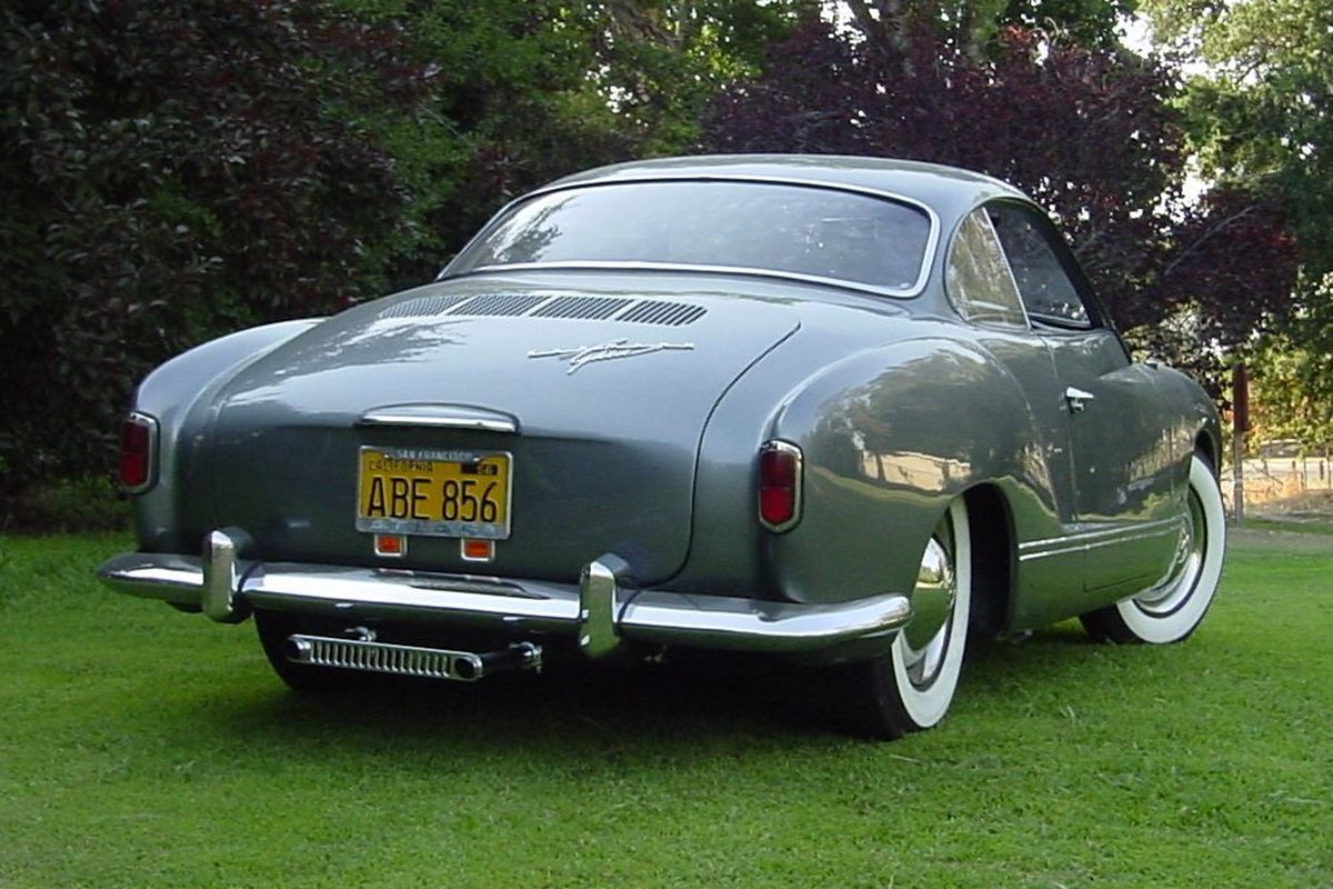 Volkswagen Karmann Ghia dari tampak belakang