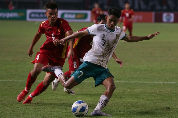 Pemain Timnas U19 Indonesia, Marselino Ferdinan menggiring bola saat melawan Vietnam pada laga perdana Grup A Piala AFF U19 2022 di Stadion Patriot Candrabhaga, Bekasi, Jawa Barat, Sabtu (2/7/2022) malam WIB. Kedua tim bermain imbang tanpa gol.