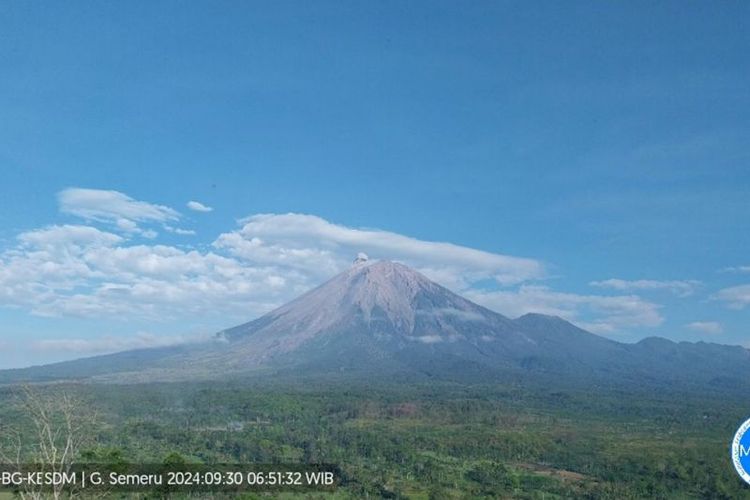 Gunung Semeru erupsi dengan letusan teramati sekitar 400 meter di atas puncak pada Senin (30/9/2024) pagi. 
