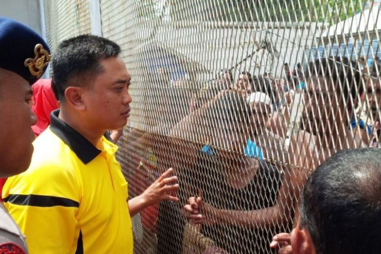 Kapolres Aceh Timur AKBP Rudi Purwiyanto berbicara dengan tahanan di Rutan Idi, Aceh Timur, Jumat (24/3/2017)