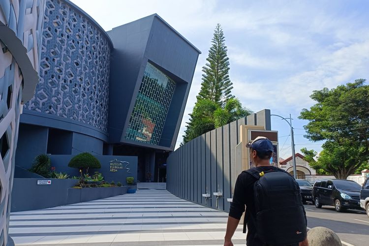 Seorang pengunjung hendak memasuki Museum Tsunami di Aceh, Selasa (29/11/2022).
