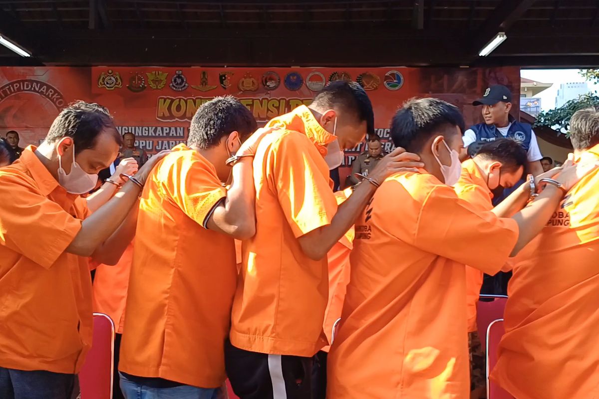 Sejumlah tersangka kasus peredaran gelap narkoba internasional sindikat Fredy Pratama di Lapangan Bhayangkara, Mabes Polri, Jakarta, Selasa (12/9/2023).