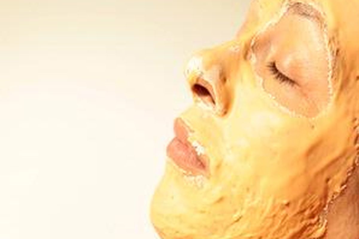 Facial emas belakangan ini sempat tren. Emas dan kilaunya bisa membantu membuat wajah terlihat lebih "kinclong". 