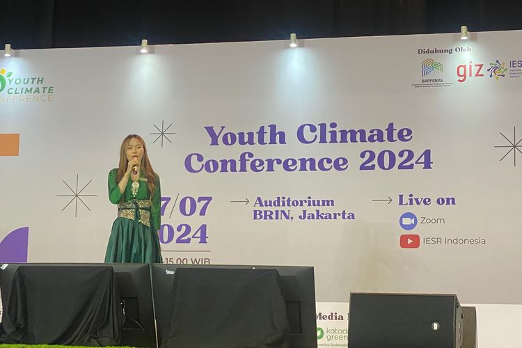 National Chairperson Gen-B Indonesia, Maya Lynn, saat menyampaikan materi Youth Climatalk dalam Youth Climate Conference 2024 di Jakarta, Sabtu (27/7/2024). 