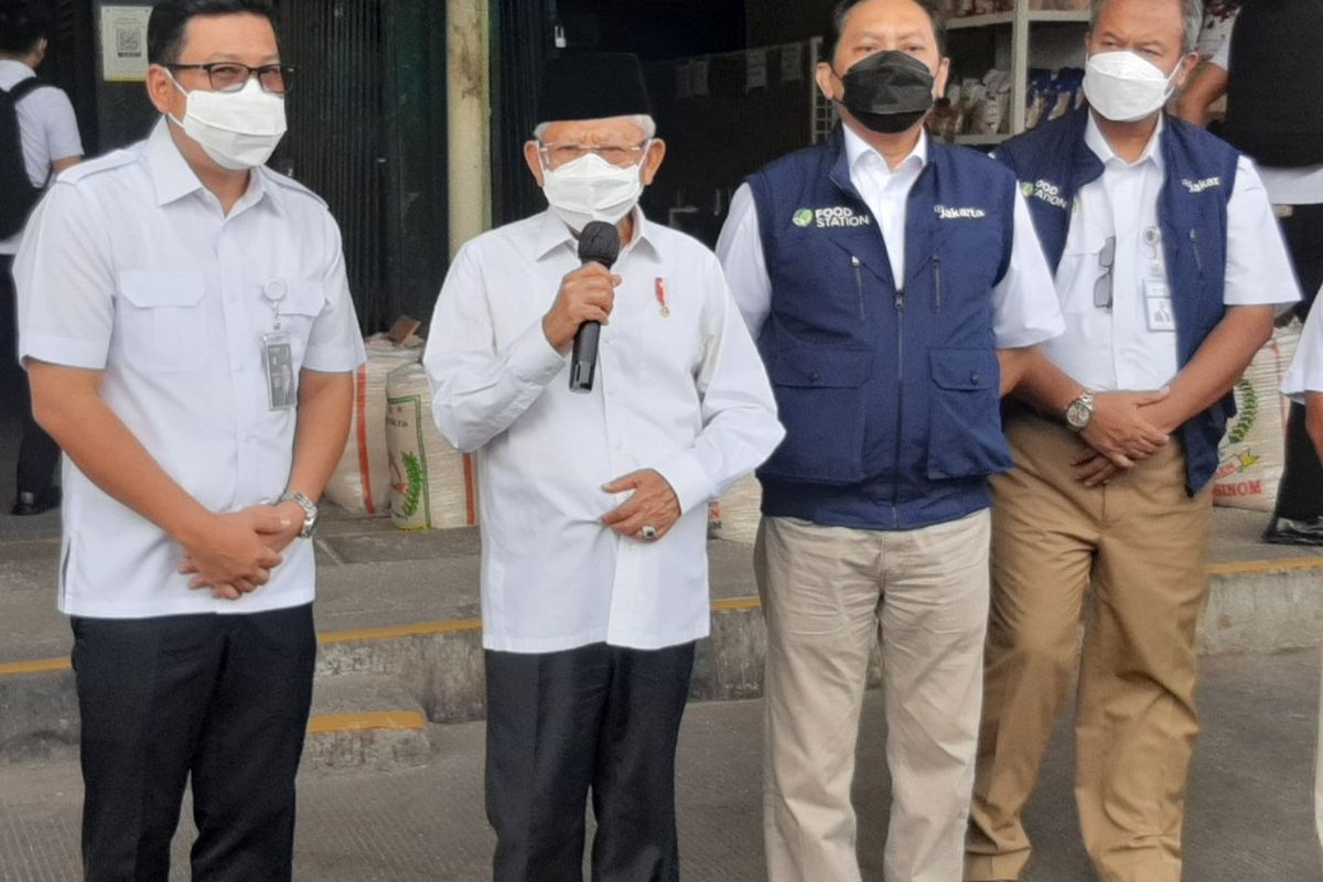 Wakil Presiden Ma'ruf Amin menyampaikan keterangan pers udai meninjau pasokan beras di Pasar Induk Beras Cipinang, Jakarta, Jumat (11/3/2022).