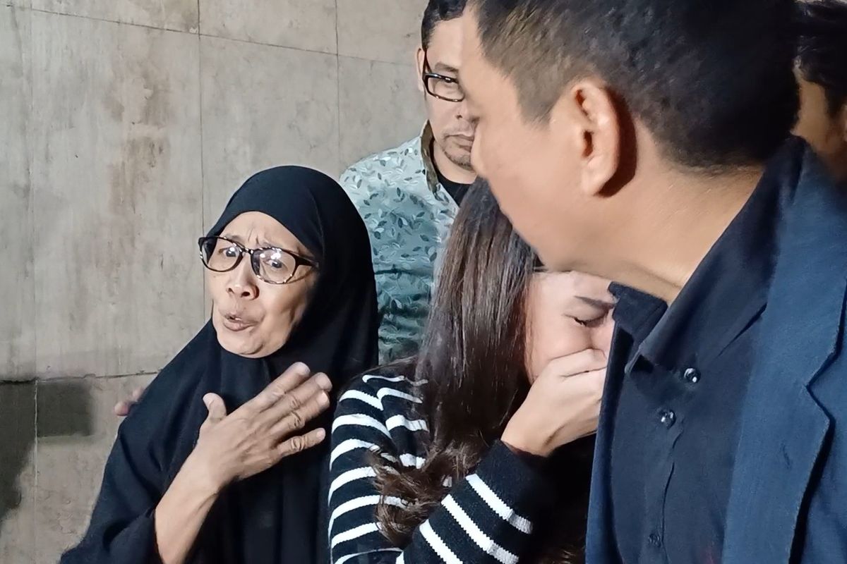 Artis Tamara Tyasmara (tengah) menangis dan ibunya, Ristya Aryuni usai jalani pemeriksaan tambahan di Polda Metro Jaya Jakarta, Senin (19/2/2024).