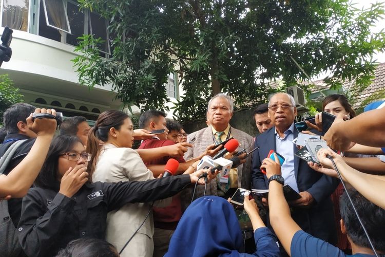 Tim hukum PDI-P, Teguh Samudera dan I Wayan Sudirta memberikan keterangan di Kantor KPU,Jakarta Pusat, Kamis (16/1/2020).