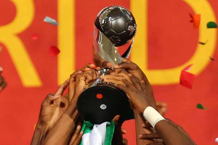 Para pemain Nigeria Trofi Piala Dunia U-17 di Stadion Zayed, Abu Dhabi, Uni Emirat Arab, pada 8 November 2013.