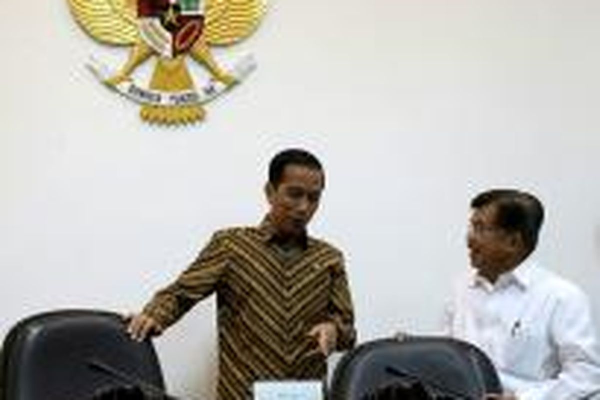 Presiden Joko Widodo berbincang dengan Wakil Presiden Jusuf Kalla sebelum dimulainya Rapat Terbatas di  Kantor Presiden, Jakarta, untuk mengikuti Rapat Terbatas, Selasa (7/4/2015).