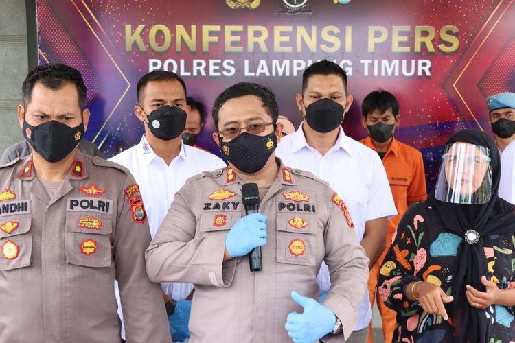 Para tersangka dugaan korupsi pemotongan dana irigasi dalam ekpos di Polres Lampung Timur. Satu orang pelaku adalah anggota DPRD Lampung Timur.