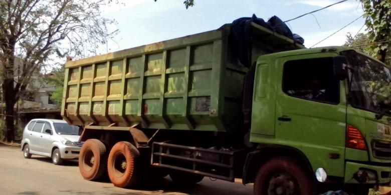 Truk tanah yang melintas di luar jam operasional di Kota Bekasi