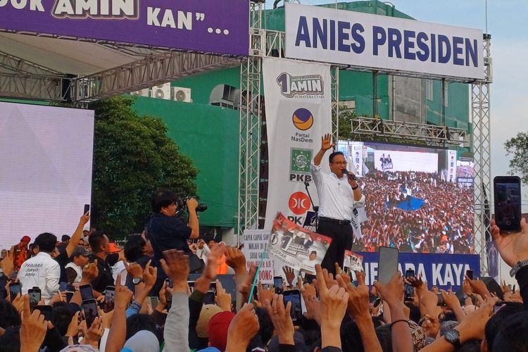 Warga Sumatera Utara (Sumut) membanjiri kampanye terbuka calon presiden nomor satu Anies Baswedan di Lapangan Reformasi Tembunag, Deli Serdang, Kamis (1/2/2024)