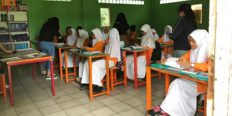 Secara rutin siswa dan guru Binus School Serpong  berbagi ilmu kepada siswa dan guru  SMP Al-Hasaniyah dan Falatehan Serpong, Banten melalui program Adopt a School.