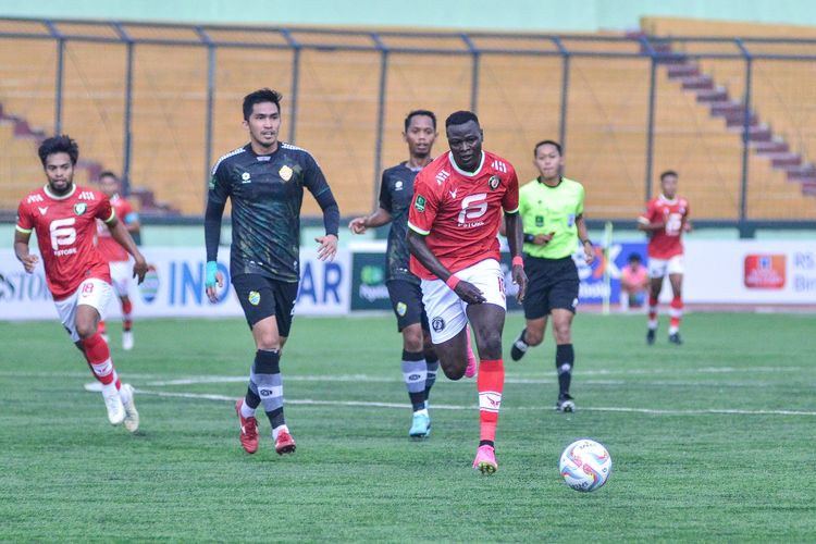 Ezechiel N?Douassel (merah) saat beradu lari menggapai bola dengan pemain PSKC Cimahi dalam pertandingan lanjutan Liga 2 2023-2024, Selasa (10/10/2023) di Stadion Siliwangi Bandung. 