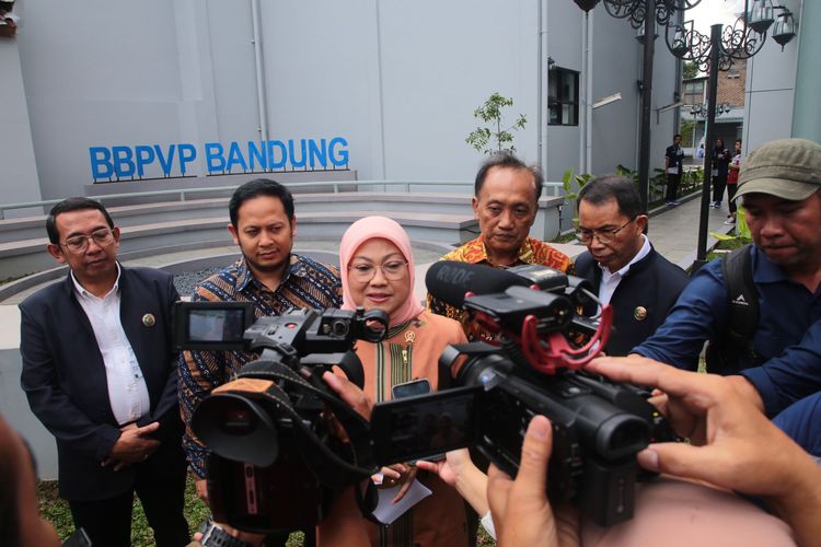 Menteri Ketenagakerjaan Ida Fauziyah meresmikan tiga gedung baru di area Balai Besar Pelatihan Vokasi dan Produktivitas (BBPVP) Bandung, Jawa Barat, Selasa (5/3/2024).