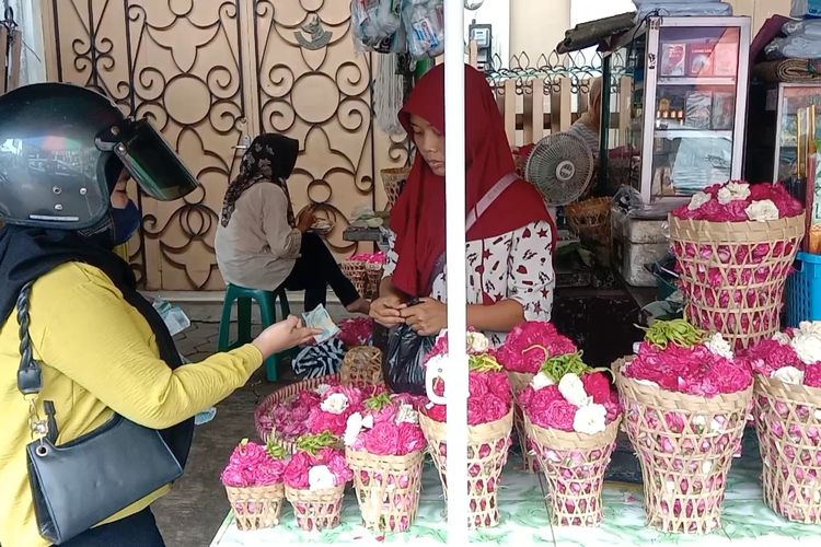 penjual bunga di Jalan Ahmad Yani sedang melayani pembeli pada Senin (11/3/2024).