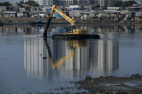 Petugas UPK Badan Air Temukan Jenazah Saat Bersihkan Sampah di Waduk Pluit