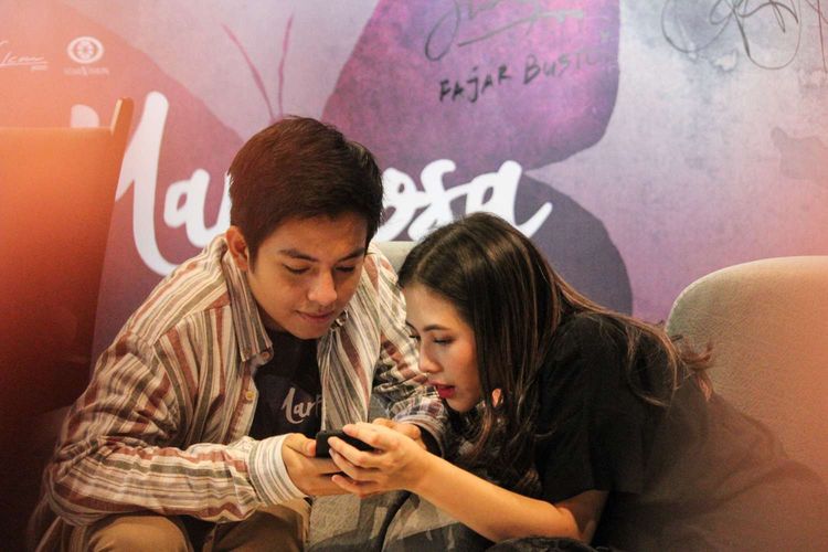 Angga Yunanda dan Adhisty Zara  menghadiri Press conference rilis poster dan Trailer film Mariposa di Falcon Bioskop, Duren Tiga, Jakarta Selatan Senin (10/2/2020). Film Mariposa akan tayang pada 12 Maret 2020.
