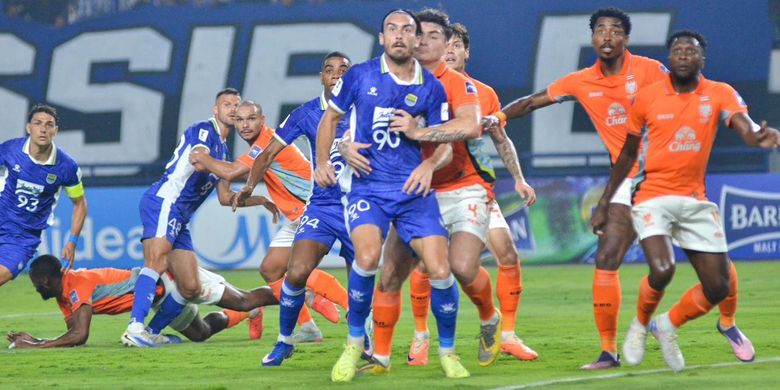 Andrew Jung (90) mendapatkan kawalan lawan dalam laga leg kedua 16 besar AFC Champions League Two 2025-2026 Persib vs Ratchaburi di Stadion Gelora Bandung Lautan Api, Rabu (18/2/2026).