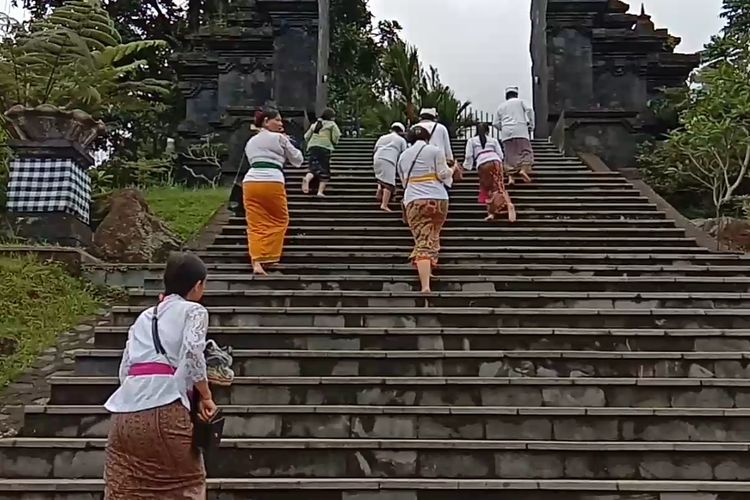 Para umat beragama Hindu yang sedang ingin bersembahyang di Pura Jagatkarta, Kabupaten Bogor, Minggu (2/2/2020).