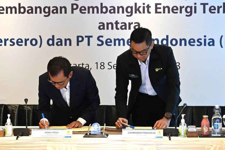 Direktur Utama SIG Donny Arsal (kiri) dan Direktur Utama PLN Darmawan Prasodjo saat penandatanganan nota kesepahaman, pengembangan Pembangkit Energi Terbarukan di kantor pusat PLN, Jakarta, Senin (18/9/2023).
