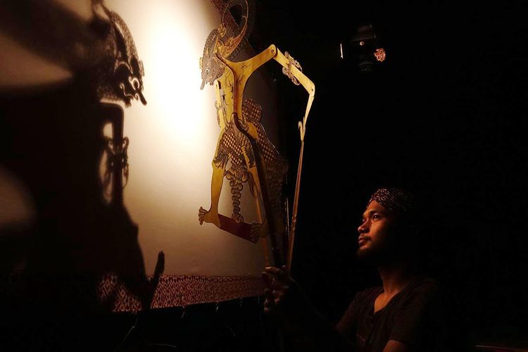 Gibran Nicholau Papadimitriou berlatih memainkan wayang di tempat tinggalnya di Yogyakarta, Selasa (20/4/2021).