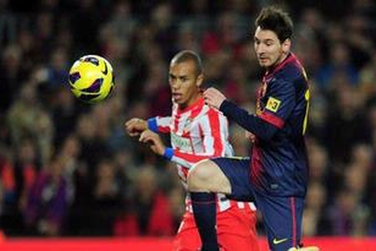 Striker Barcelona dari Argentina, Lionel Messi, mencetak gol keduanya saat melawan Atletico Madrid dalam laga pekan ke-16 Liga BBVA di Stadion Camp Nou, Minggu (16/12/2012). Barca akhirnya menang 4-1.