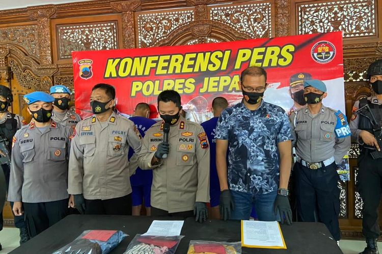 Polisi menunjukkan lima remaja pelaku pemerkosaan siswi SMP asal Kecamatan Pecangaan, Kabupaten Jepara, Jawa Tengah di Mapolres Jepara, Rabu (6/4/2022).