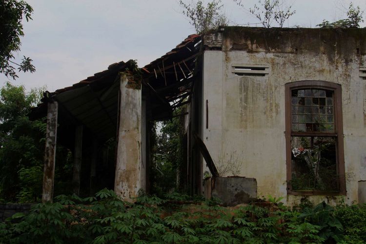 Kondisi Rumah Cimanggis yang mulai hancur karena tidak terawat di Kota Depok, Kamis (18/01/2018). Pemerintah berencana membangun Universitas Islam Internasional Indonesia. Wakil Presiden Jusuf Kalla, membuat wacana bahwa untuk pembangunan universitas itu Rumah Cimanggis akan digusur.